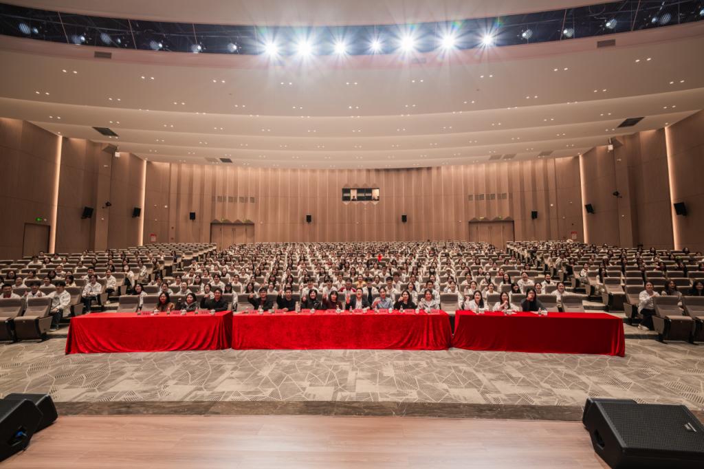 D70CA27AE1B741D40889F72B639_700D4B1E_18E12